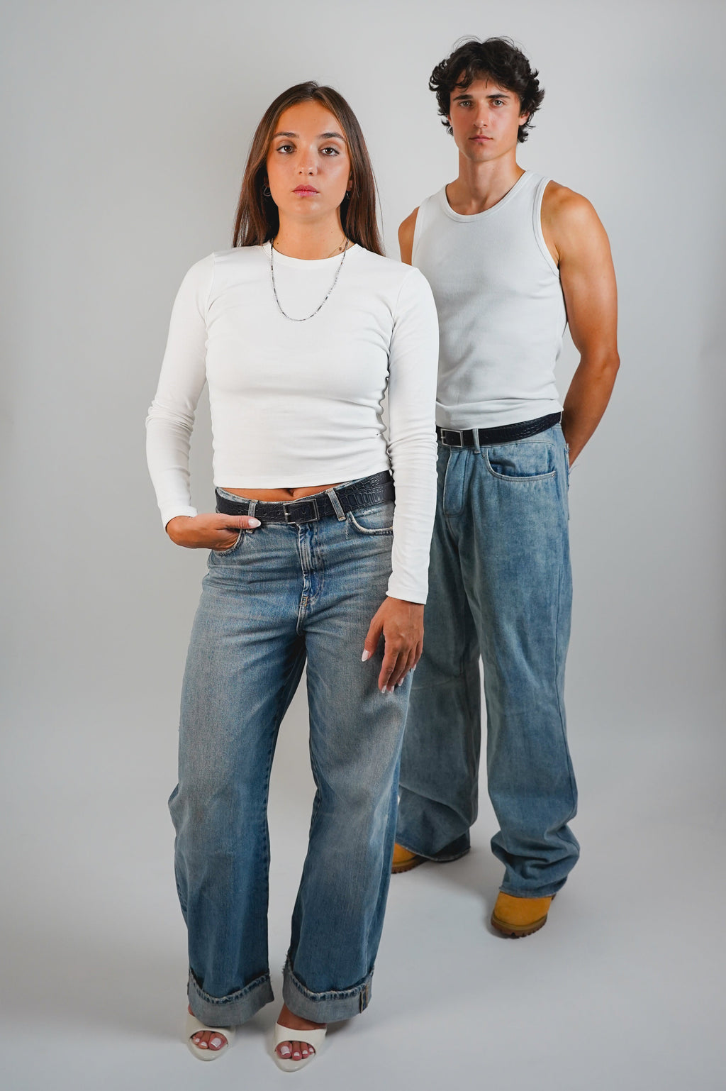 Ceinture réversible bleu nuit, portée par les deux modèles