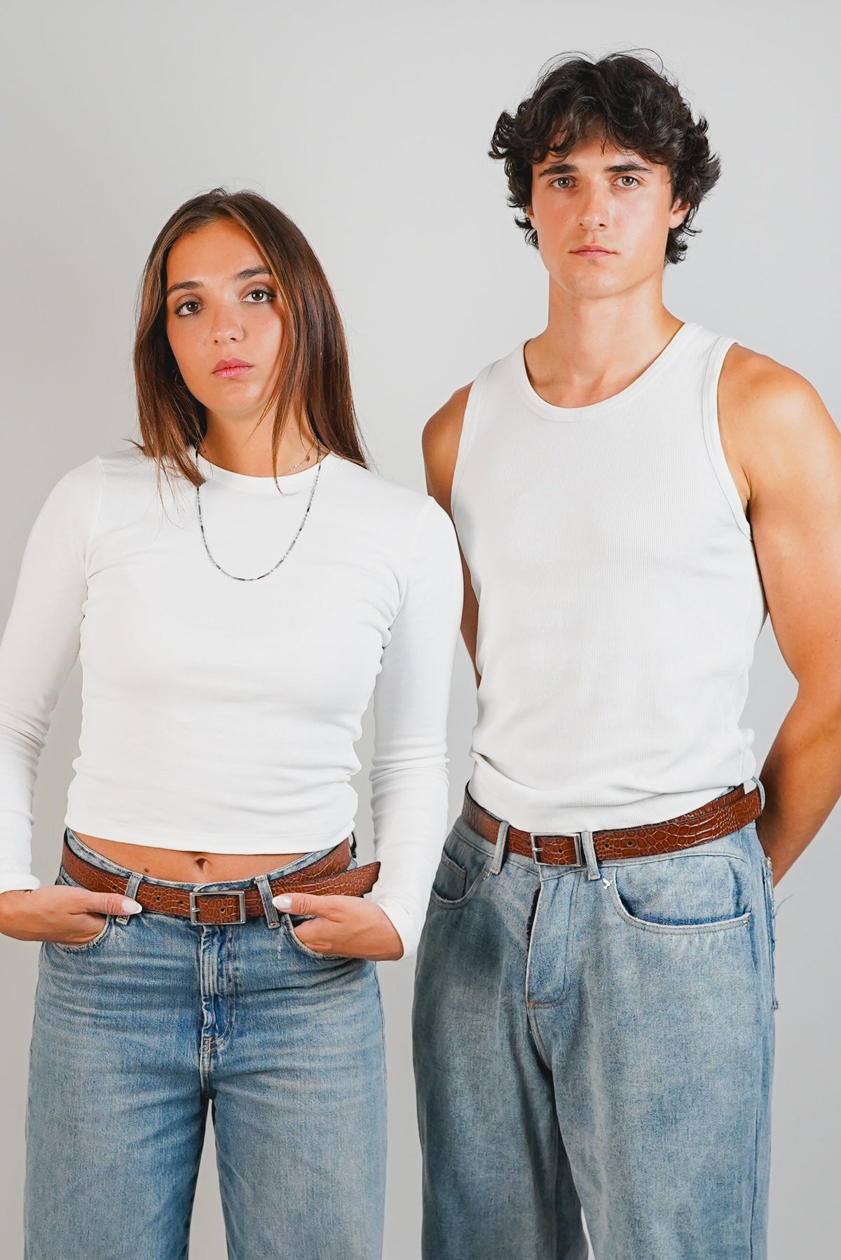 Ceinture réversible marron, portée par les deux modèles