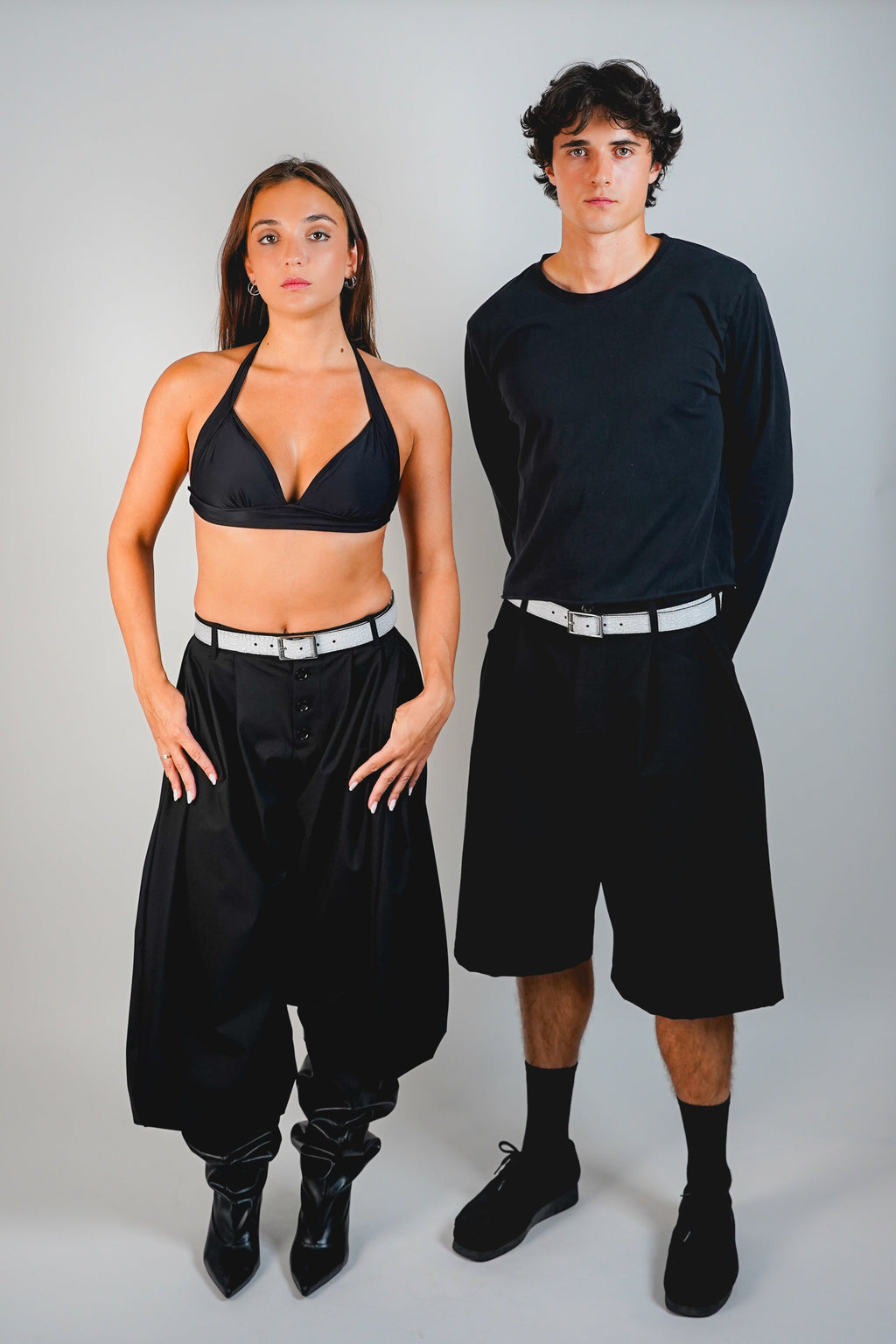 Ceinture réversible blanc/gris, portée par les deux modèles